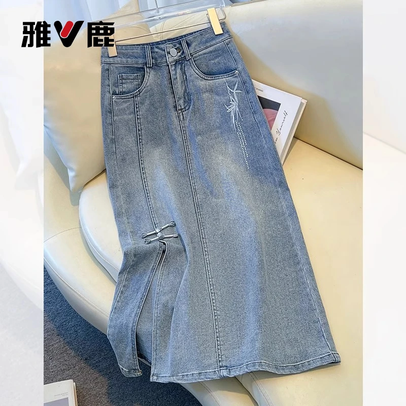 雅鹿新中式牛仔半身裙女秋季2025国风高腰刺绣烫钻开叉a字包臀裙