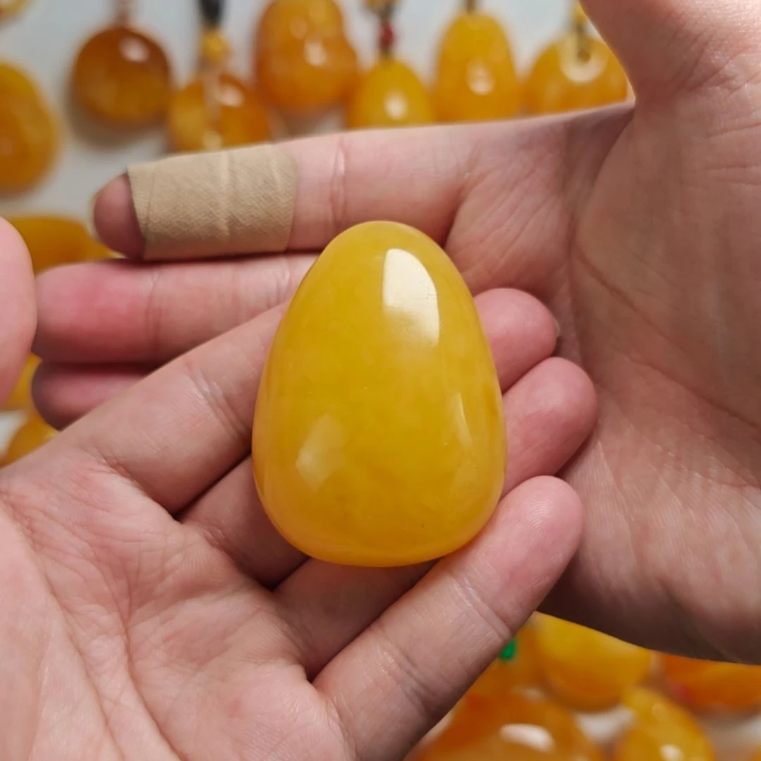 蜜蜡颈饰未镶嵌。