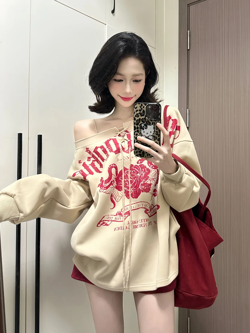 花生酱  秋美式复古印花绑带斜领露肩长袖卫衣女百搭宽松上衣