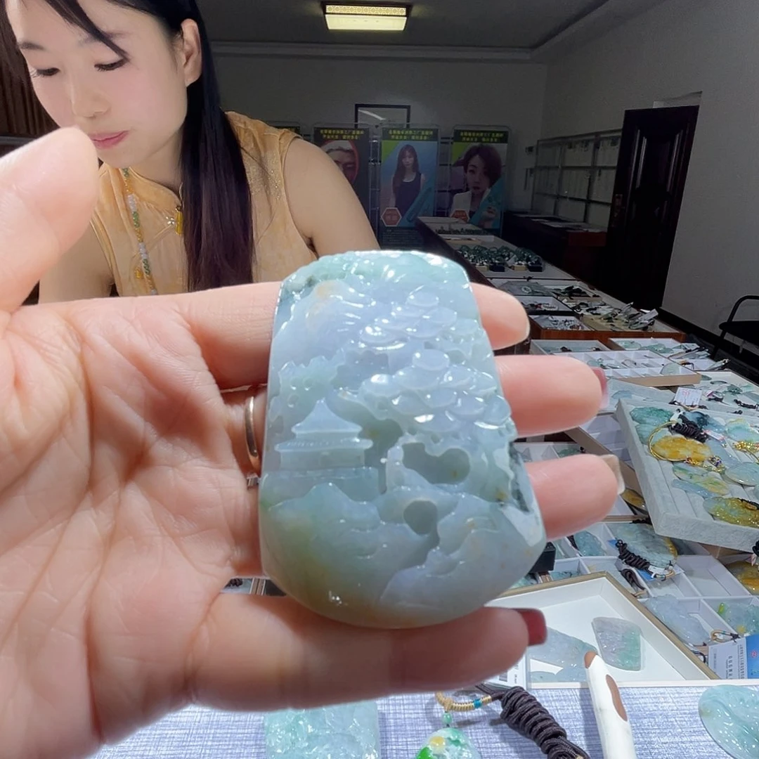 翡翠未镶嵌颈饰一个