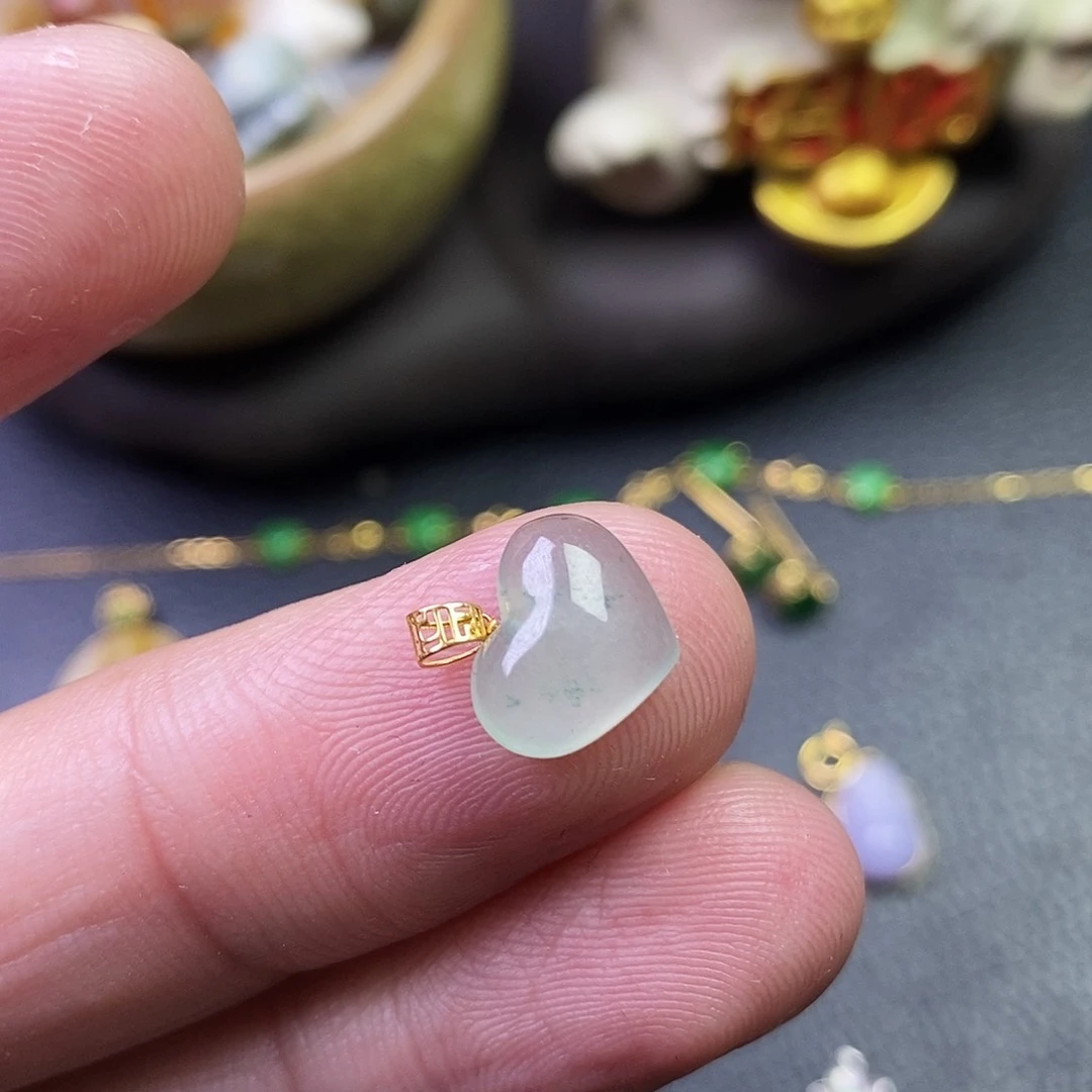 颈饰18K金镶嵌翡翠