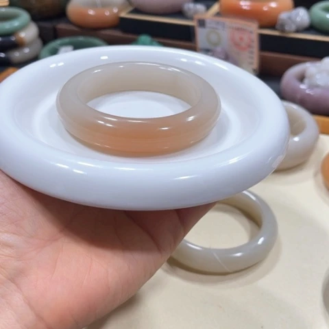 未镶嵌手镯石英质玉
