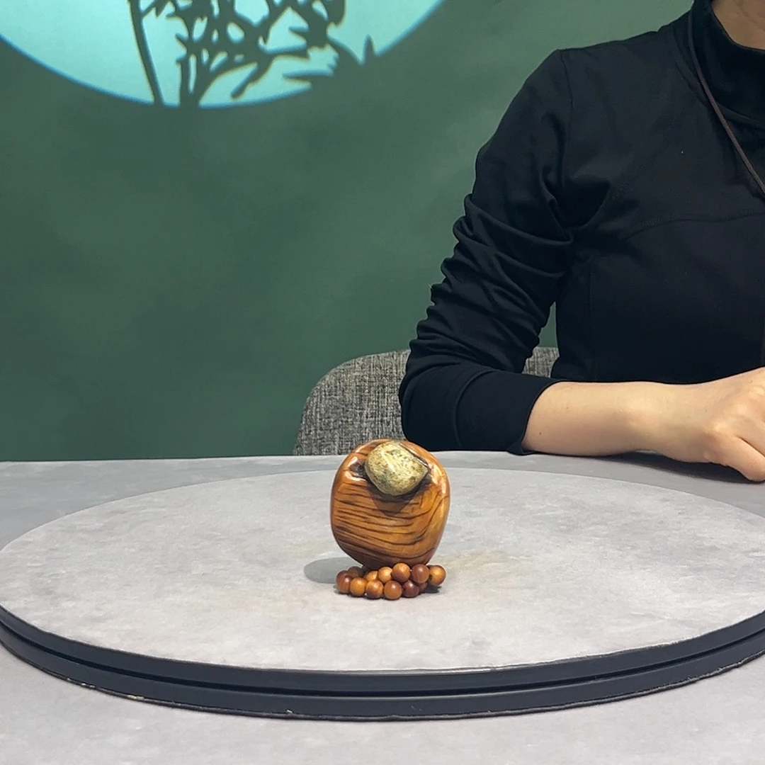 蝈***柏木（崖柏）抱石手把件