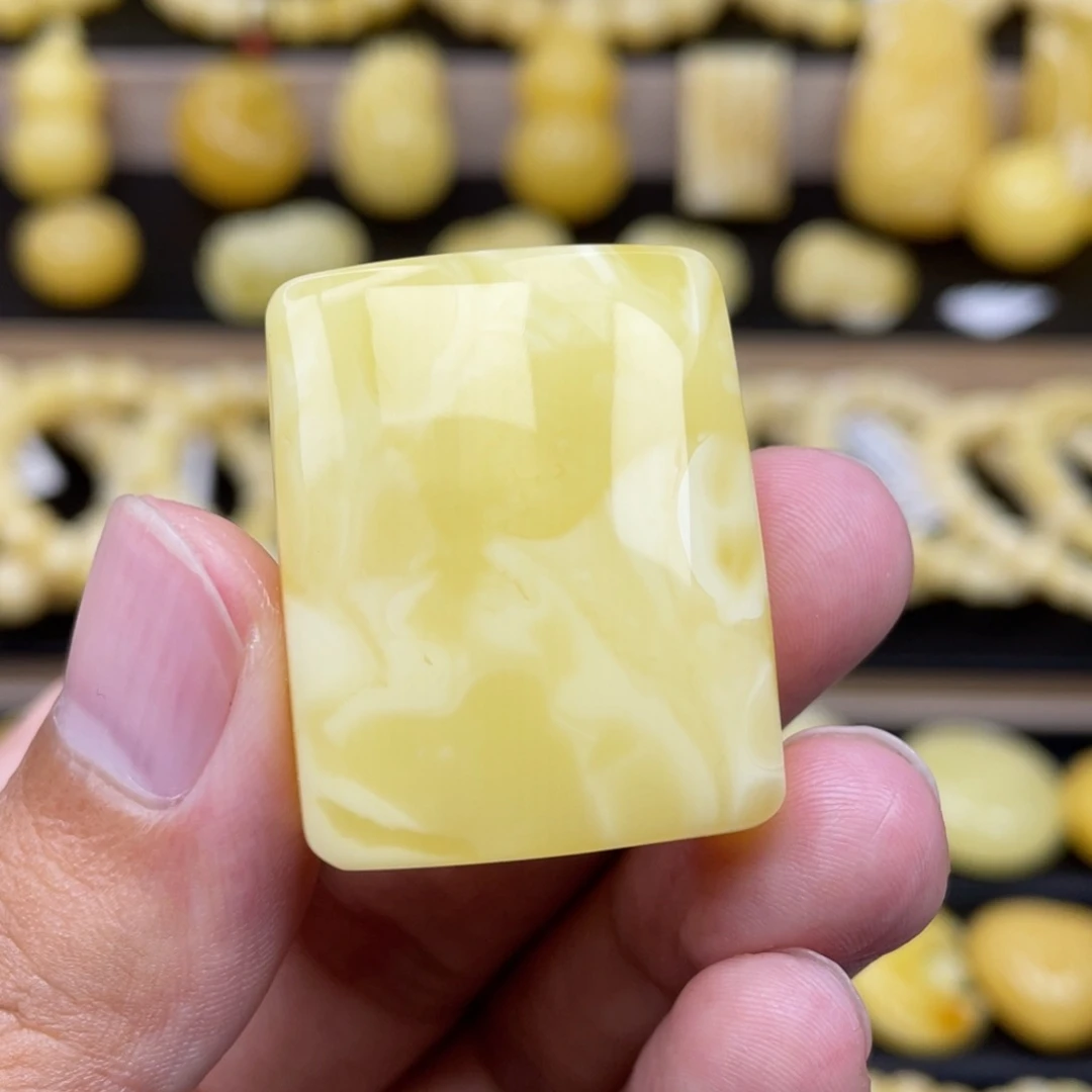 未镶嵌琥珀裸石内**臣琥珀蜜蜡