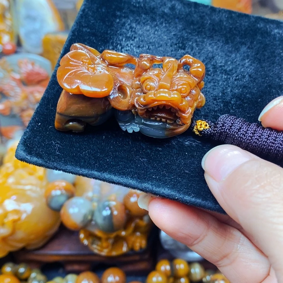 未镶嵌石英质玉（黄龙玉）颈饰