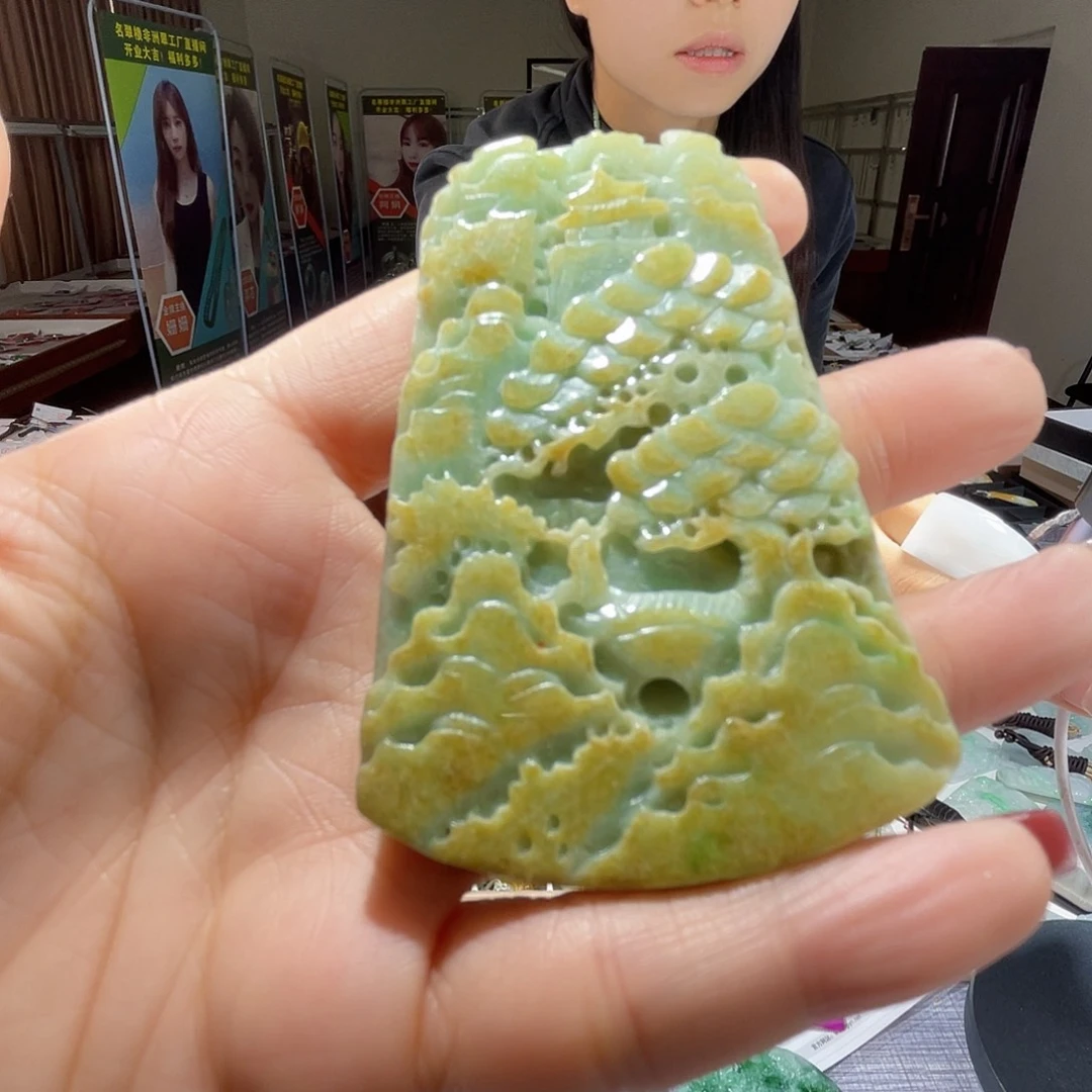 翡翠未镶嵌颈饰一个
