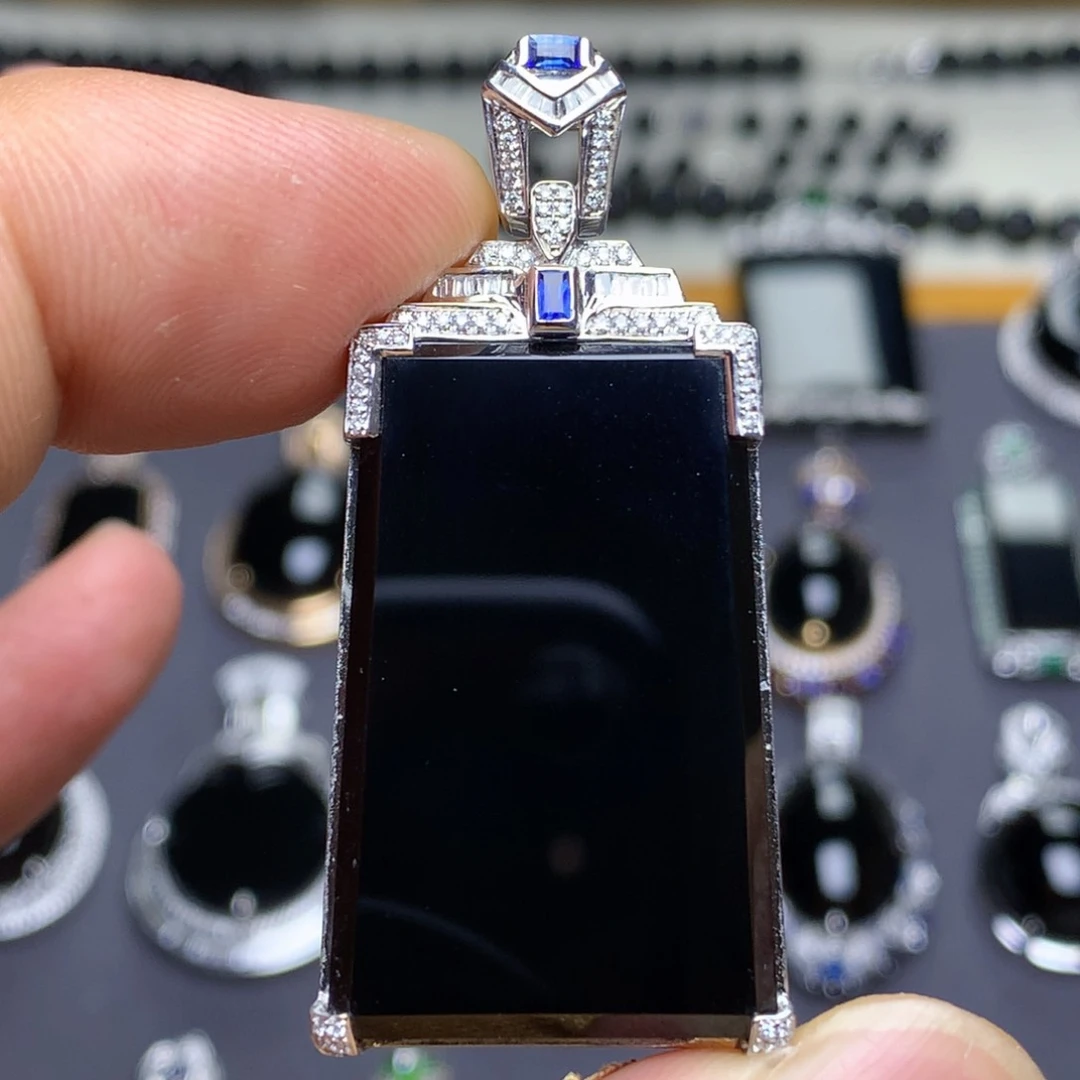 颈饰18K金镶嵌翡翠墨翠无事牌