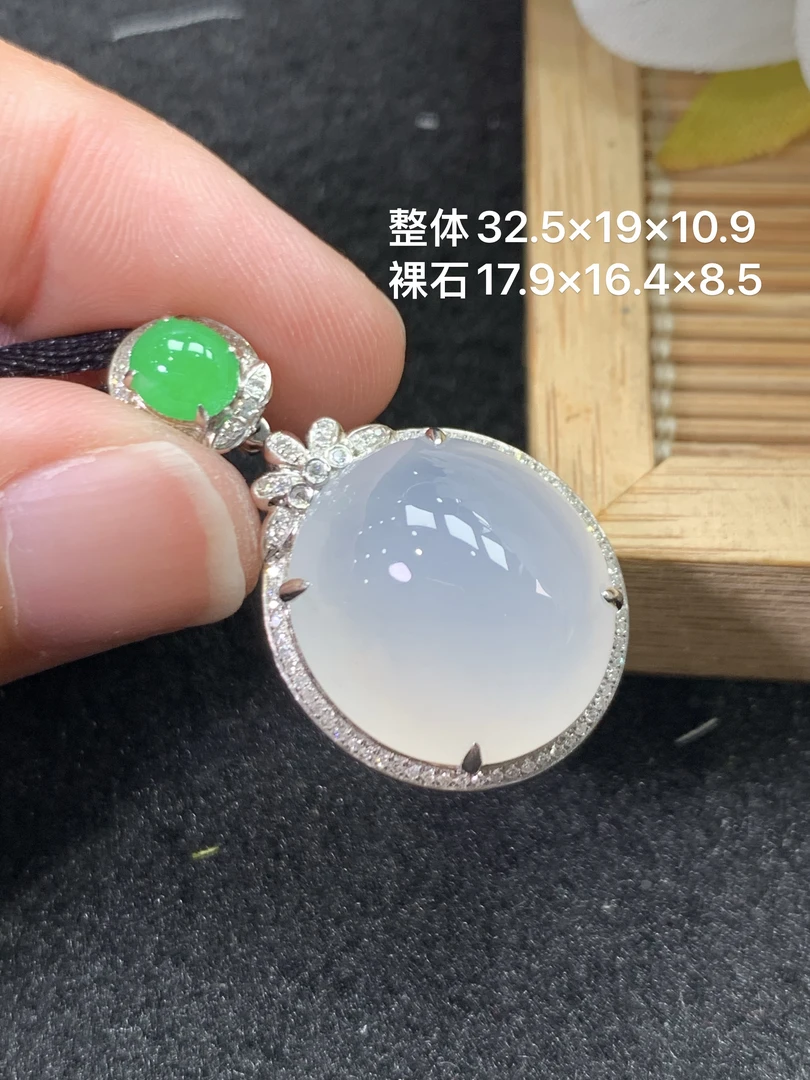 18k金镶嵌天然缅甸翡翠冰种蛋面吊坠32.5-19-10.9/17.9-16.4-8.5