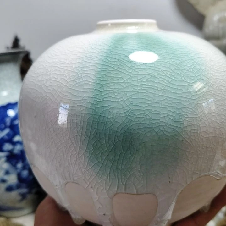 一***瓦白釉瓷器，完整器一个