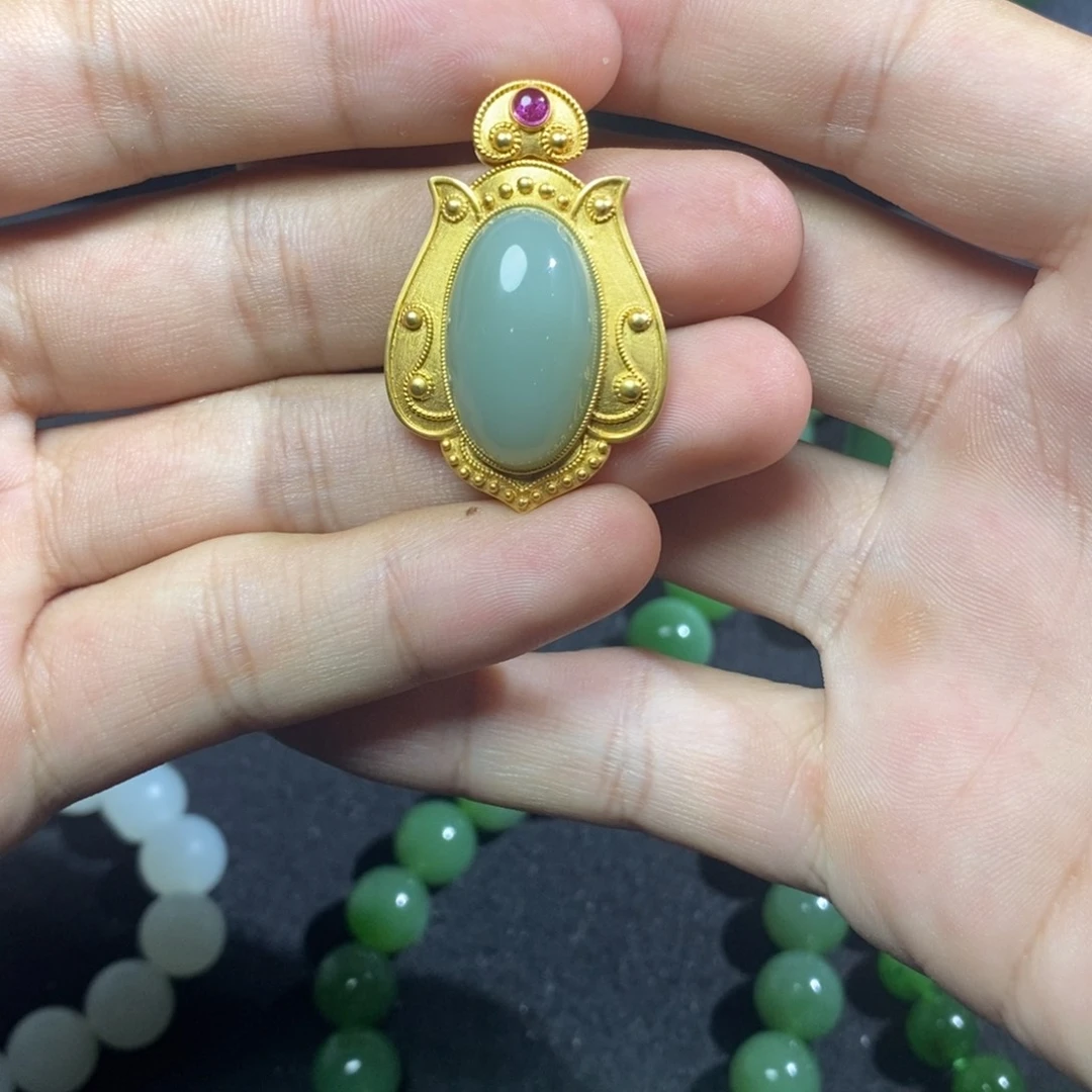 颈饰18K金镶嵌和田玉（碧玉）