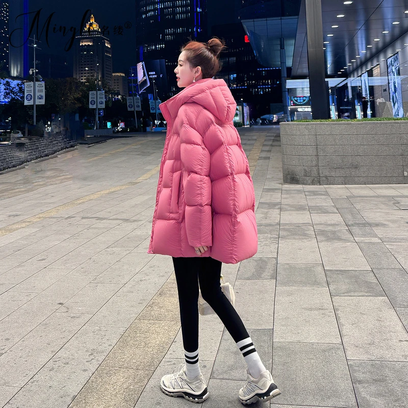 粉色连帽羽绒服女中长款2025年冬季新款宽松时尚轻奢风加厚外套