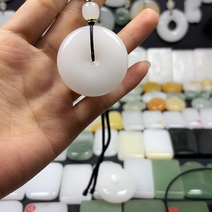 石英质玉（金丝玉）未镶嵌颈饰