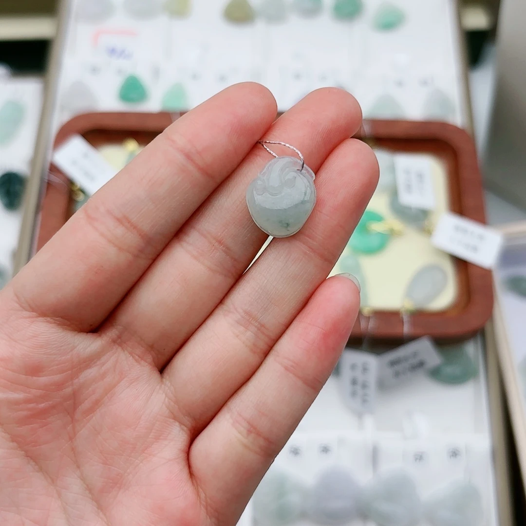 翡翠颈饰未镶嵌如意