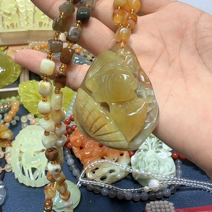 未镶嵌蛇纹石玉吊坠
