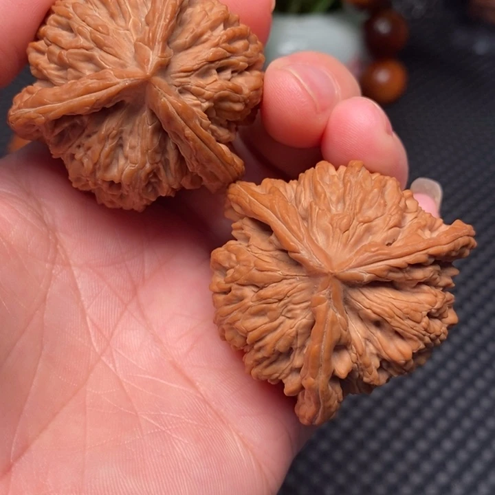 文玩核桃吊坠楼奔