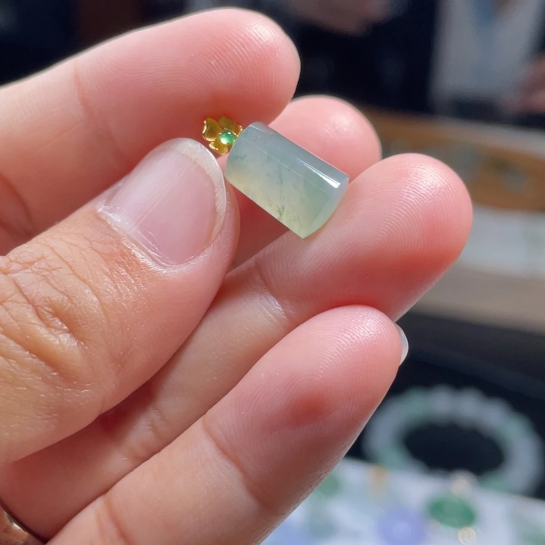 翡翠未镶嵌颈饰无事牌