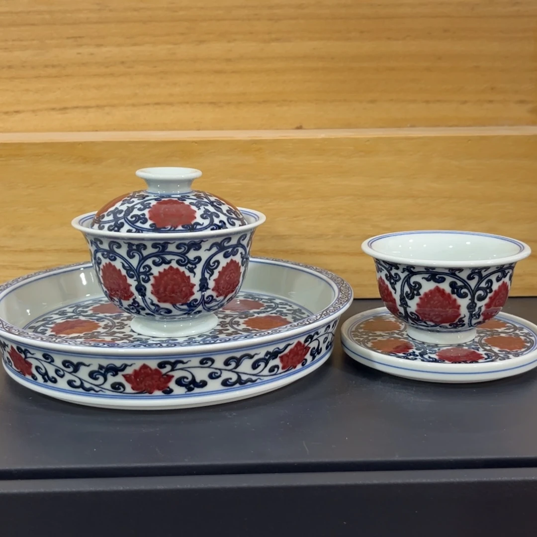 双钩线青花釉里红缠枝莲