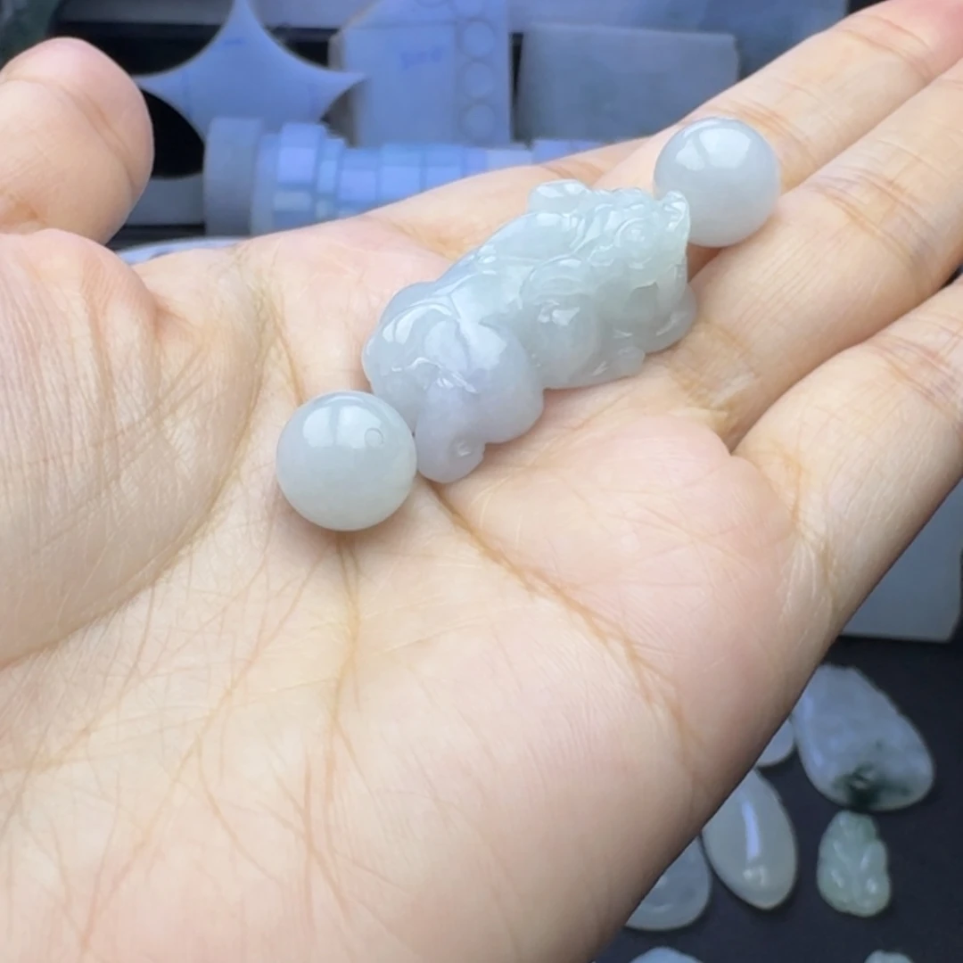 翡翠未镶嵌颈饰皮丘手牌