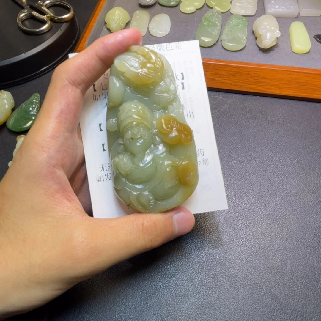 大***钟和田玉未镶嵌颈饰