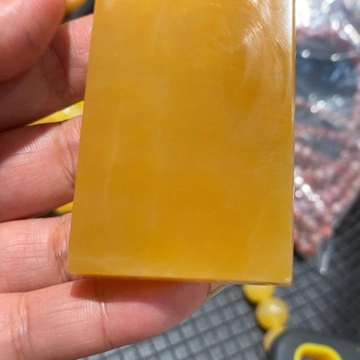 未镶嵌石英质玉（黄龙玉）颈饰