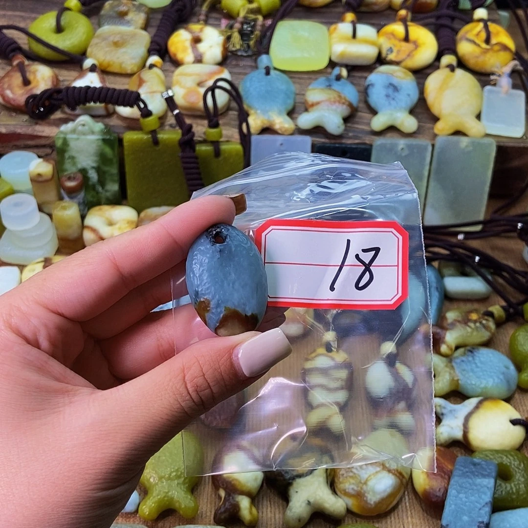 未镶嵌蛇纹石玉挂件浮*丶