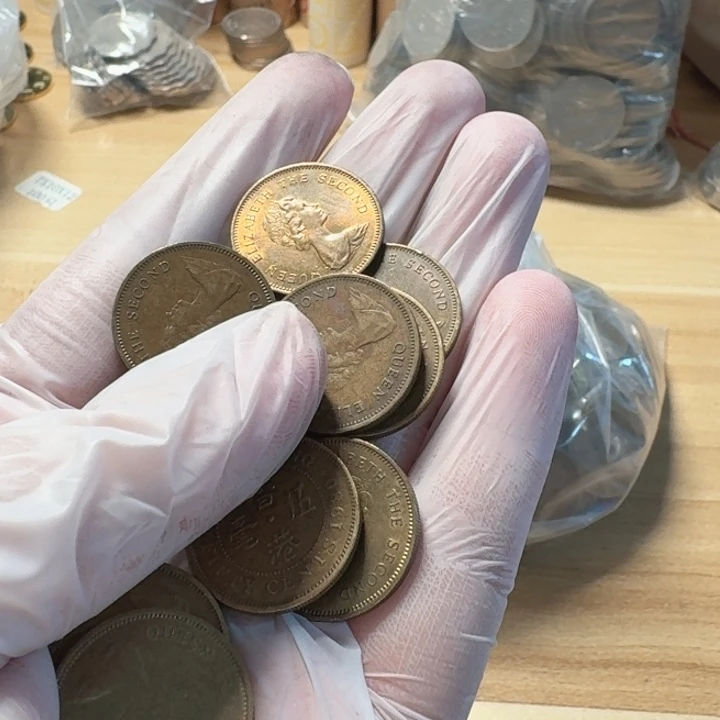 其他普通金属10枚，女王2豪流通品