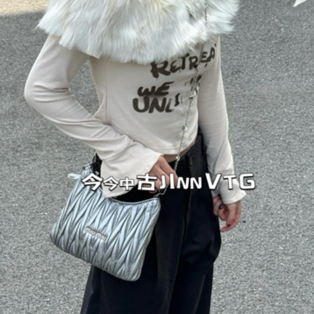 95新 MIU MIU/缪缪 银色褶皱牛角单肩斜挎包 063431