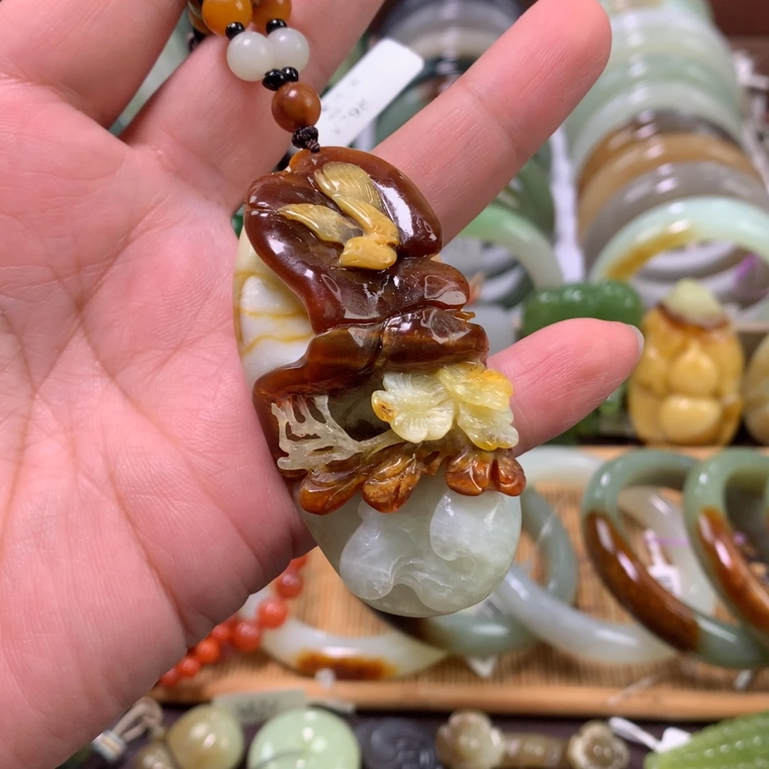 岫玉未镶嵌颈饰吊坠