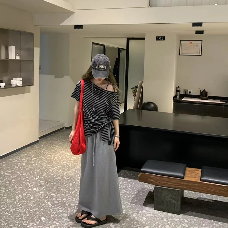 时髦多造型一衣多穿设计感条纹斜肩上衣垂感灰色半身裙套装