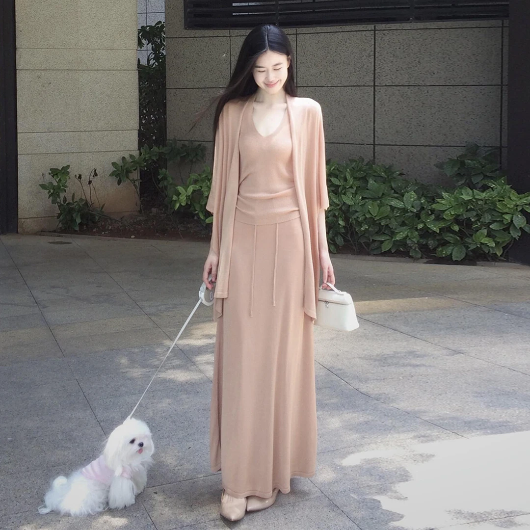 温柔粉色挂脖吊带连衣裙子女秋冬季2025新款气质穿搭三件套装长裙