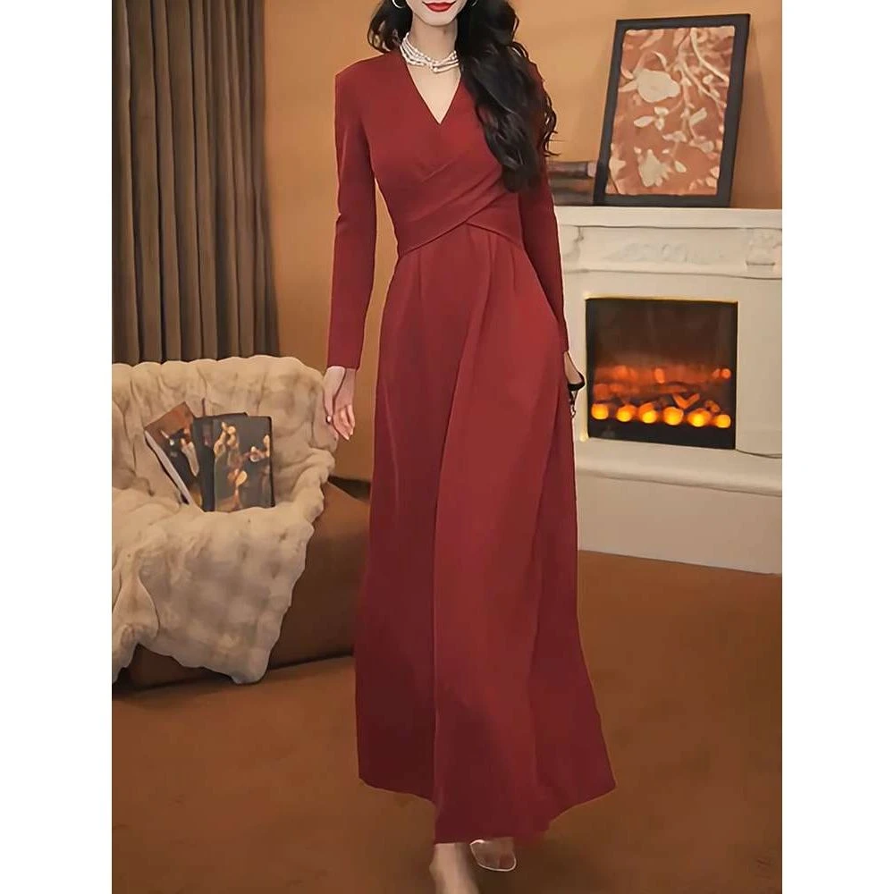 2025年秋季女神风红色连衣裙交叉扭结成熟显瘦性感风领大摆长裙