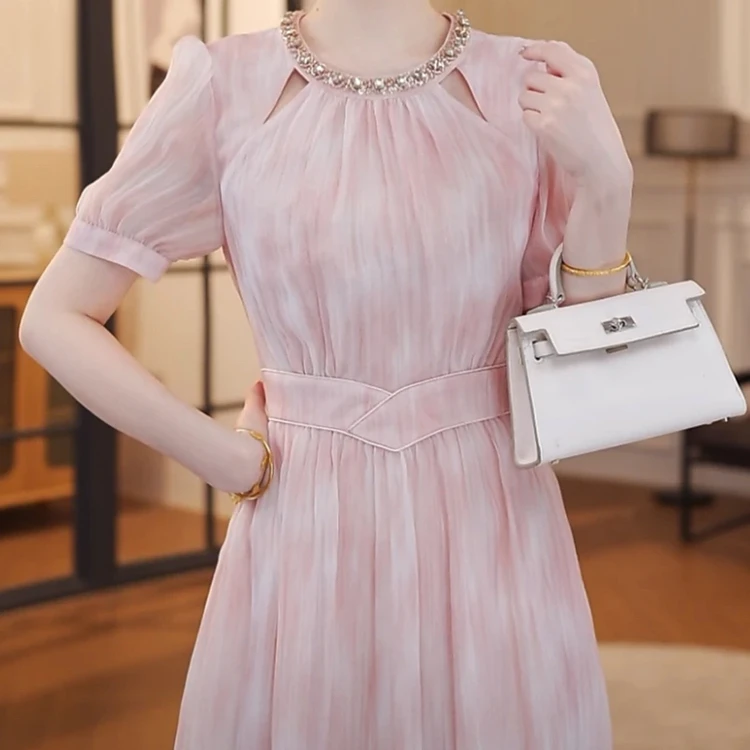 轻奢高级感气质钉珠粉色连衣裙女2025新款夏季裙子收腰显瘦沙滩裙