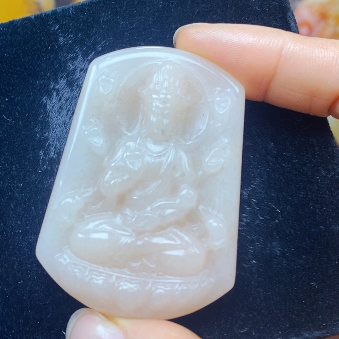 未镶嵌石英质玉（黄龙玉）颈饰