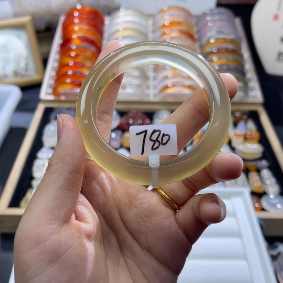 拾***柒玛瑙/玉髓未镶嵌手镯