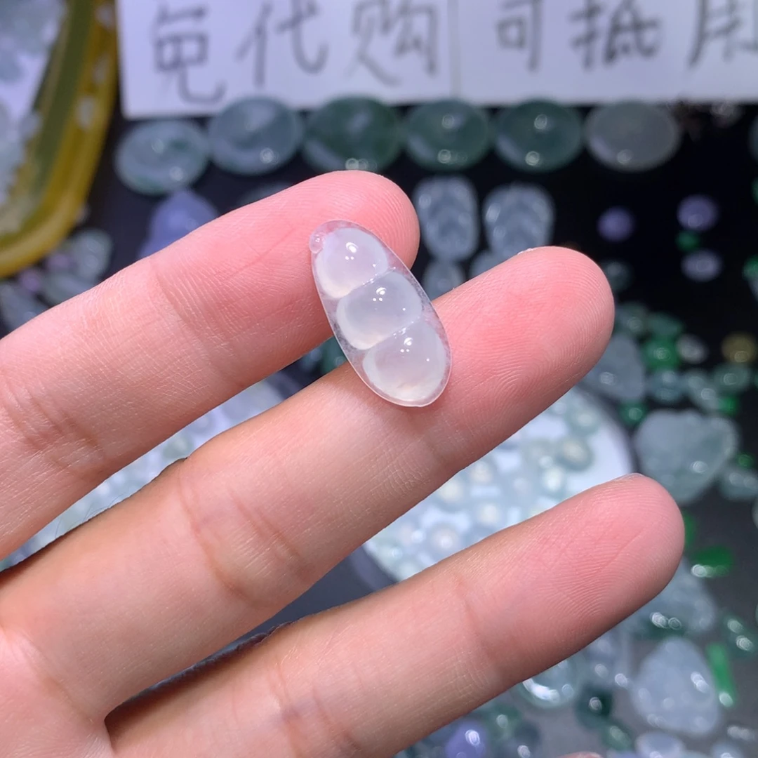 翡翠未镶嵌颈饰豆子