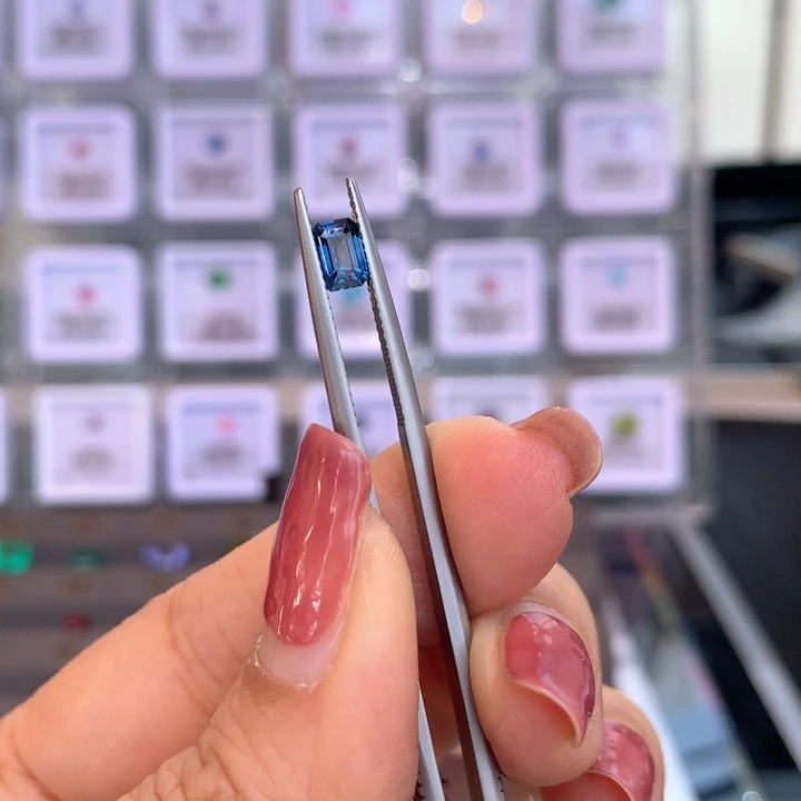 蓝宝石裸石未镶嵌73分