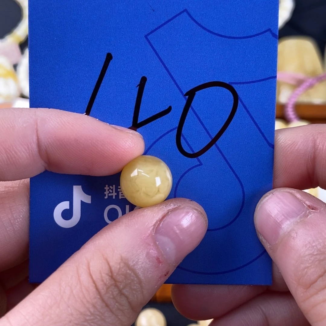 琥珀裸石未镶嵌显****?蜜蜡