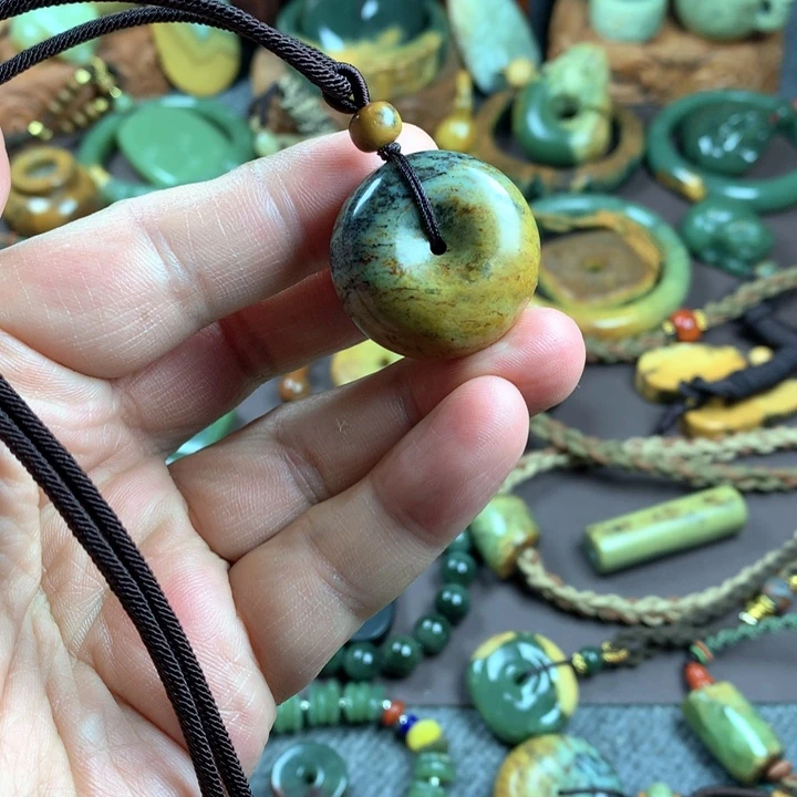 吊坠(赠链)未镶嵌岫岩河磨玉（透闪石质玉）