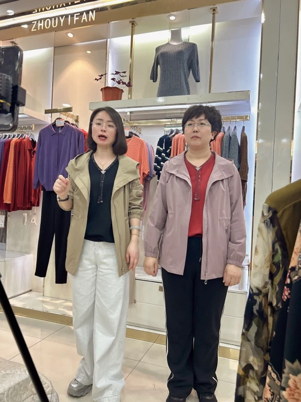 戴帽拉链外套风衣腰间抽绳