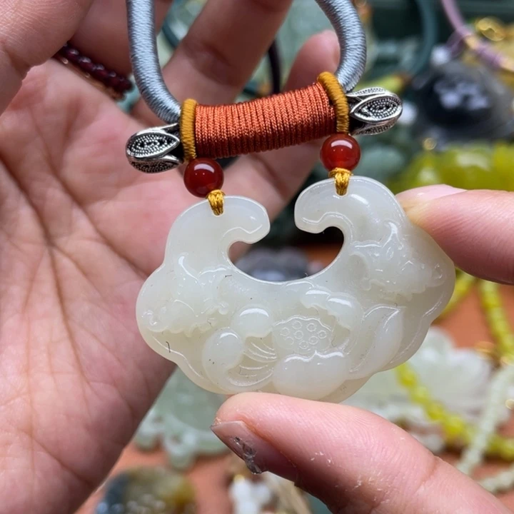 蛇纹石玉未镶嵌吊坠