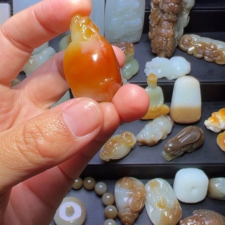 行***者和田玉（糖玉）未镶嵌颈饰