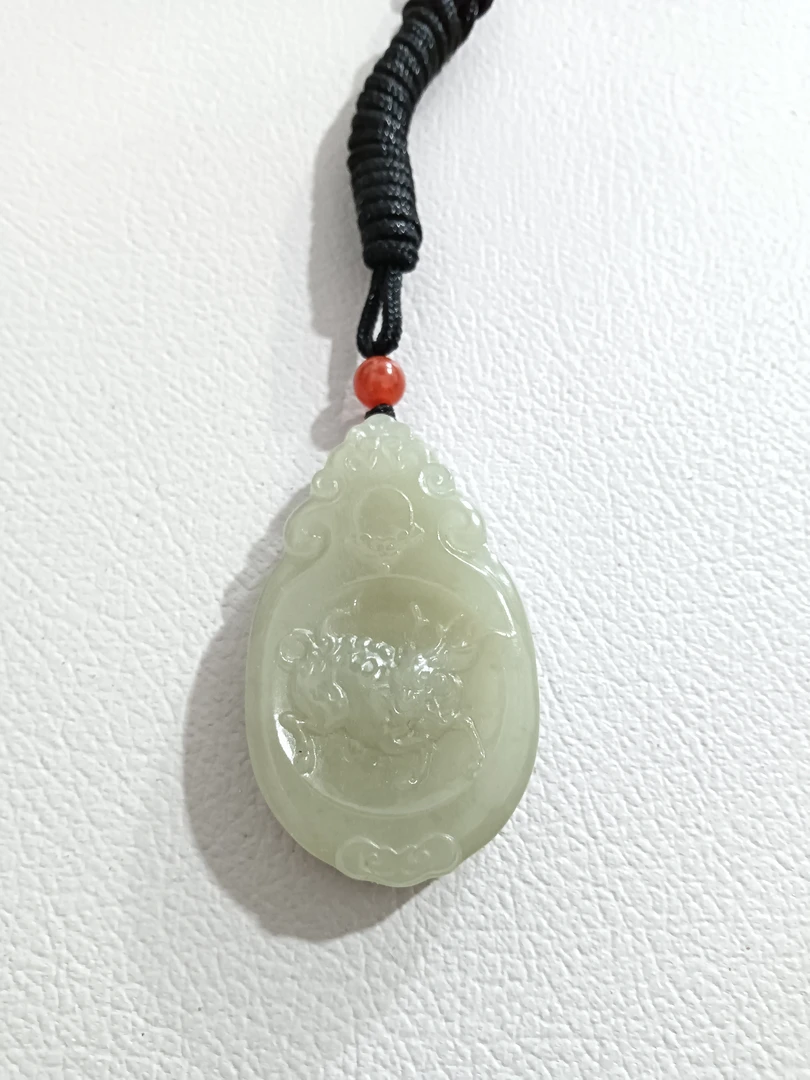 麒麟吊坠新疆和田玉手工雕刻精美时尚