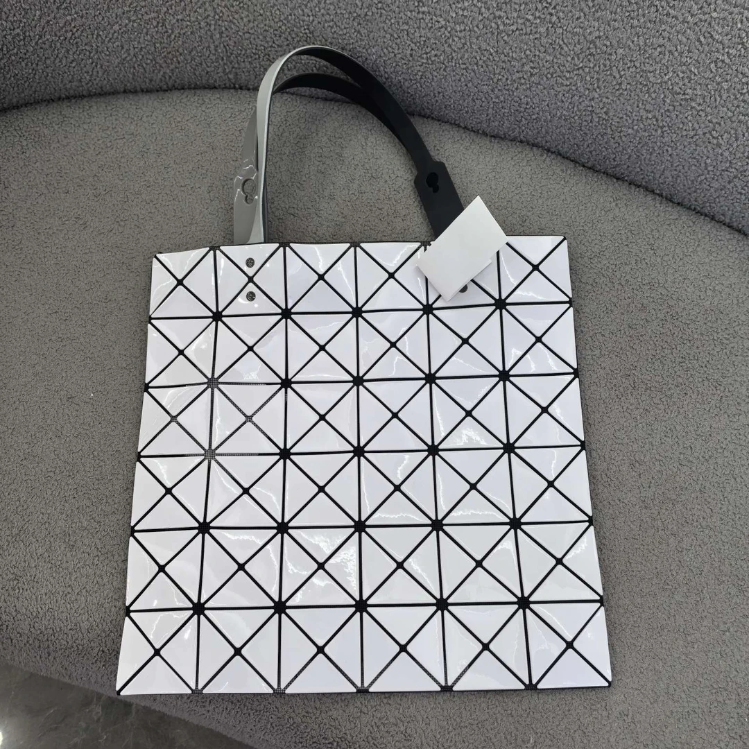 99新 Issey Miyake/三宅一生 六格双面亮面白拼灰手提包12215876