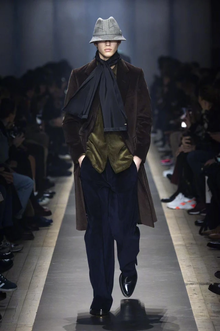 【澳门小宝】5014#金属十字架烫钻潮流男半袖