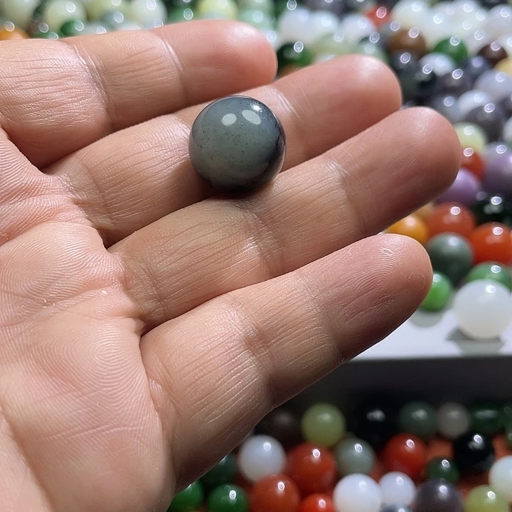 和田玉未镶嵌颈饰趴**上