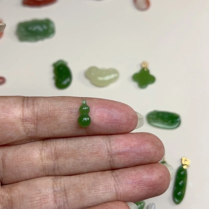 和田玉（碧玉）未镶嵌珠宝奇石小小葫芦