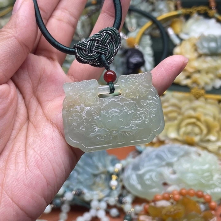 蛇纹石玉吊坠合金