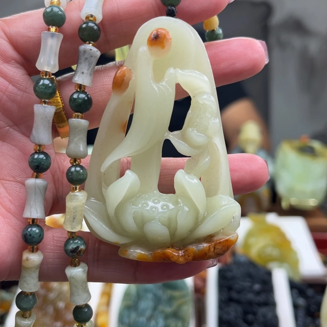 蛇纹石玉未镶嵌颈饰挂件