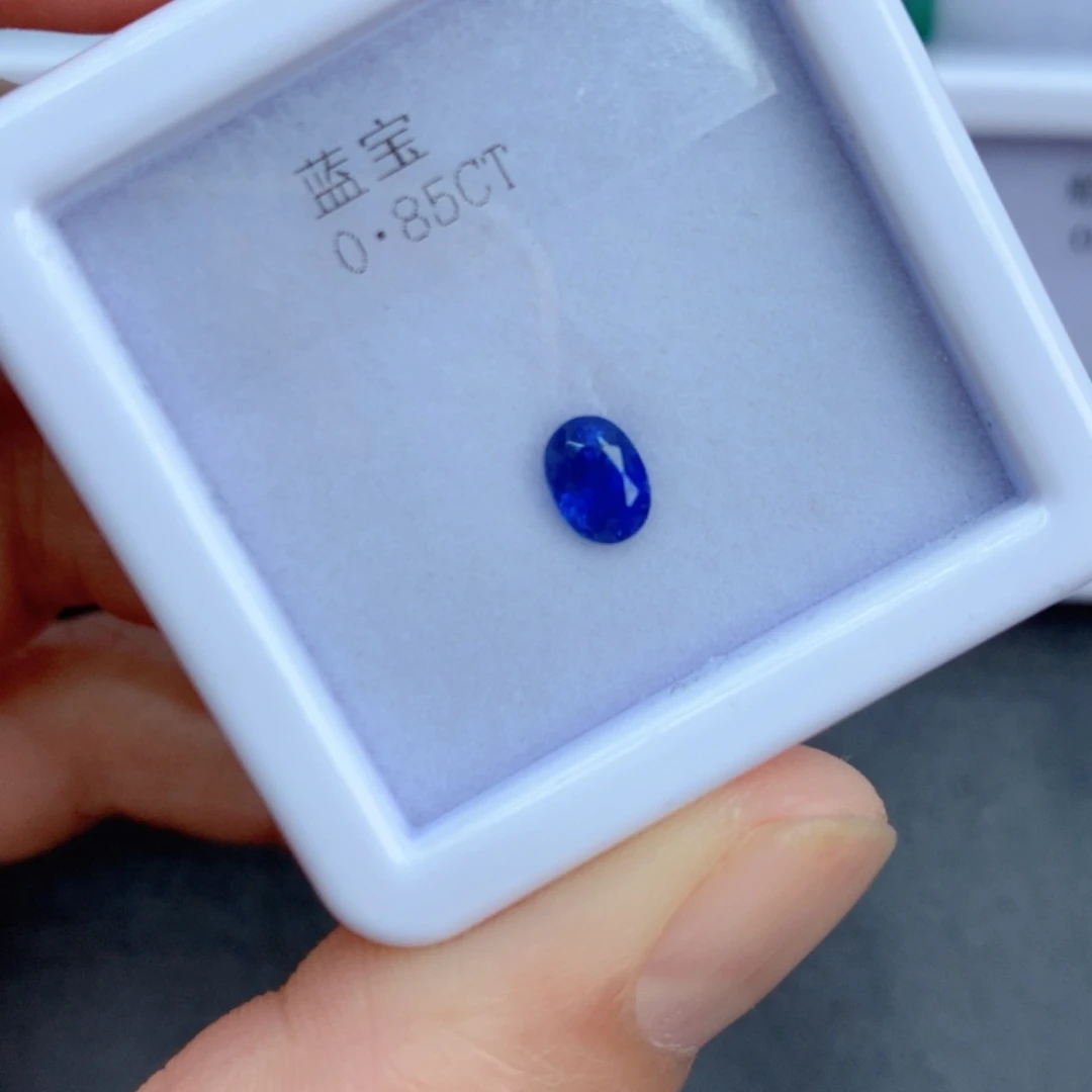 0.85克拉裸石蓝宝石未镶嵌