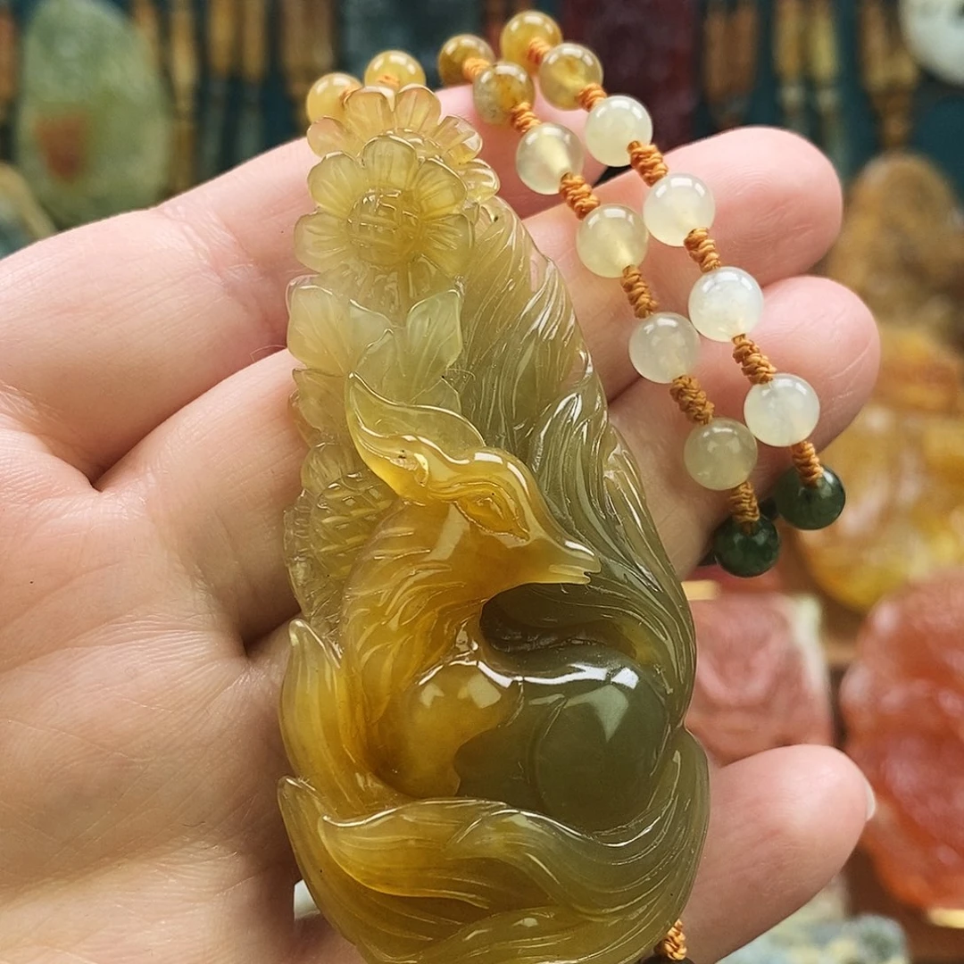 蛇纹石玉未镶嵌颈饰九尾狐